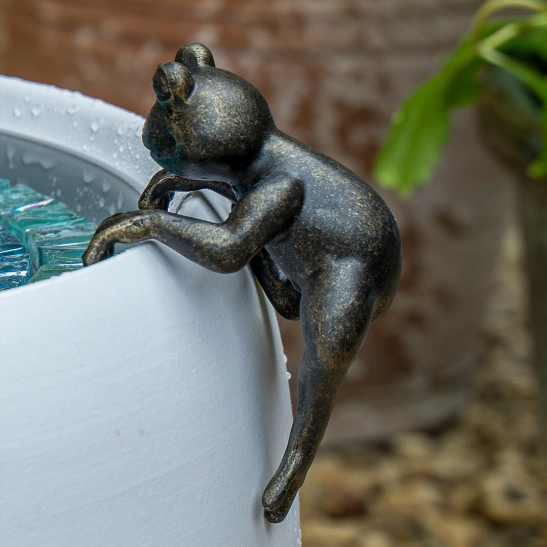FLO CLIMBING FROG FIGURINE - hydria