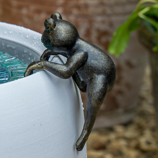 FLO CLIMBING FROG FIGURINE - hydria